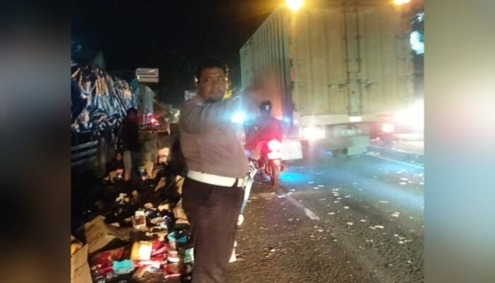 Benturan Keras di Jalur Lamongan–Babat, Kernet Truk Patah Tangan