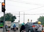 Kacau, Semua Jenis Kendaraan Nerobos Lampu Merah di Perempatan Balen Bojonegoro