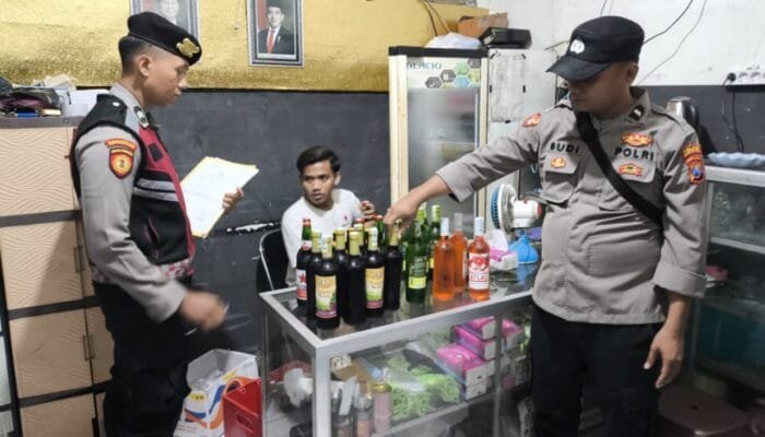 Polisi Lamongan Amankan Puluhan Botol Miras Jelang Nataru