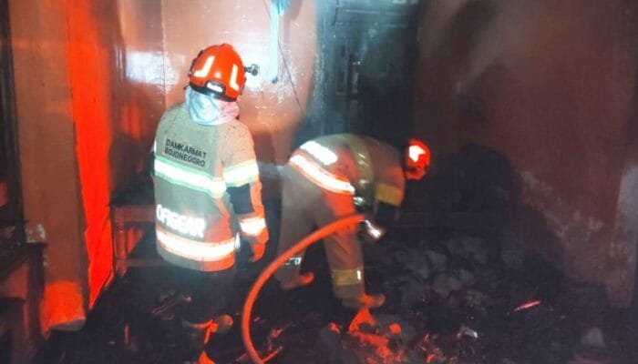 Kebakaran di Cengkir Kepohbaru, Ini Respon Cepat Damkarmat Bojonegoro