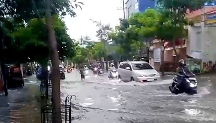 Drainase Pangsud Bojonegoro Kurang Fungsi Hasilnya Banjir, Motor Banyak Mogok