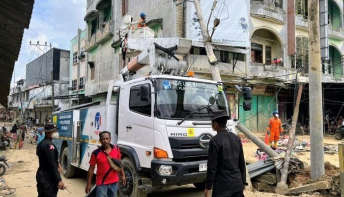 Adu Nyali di Lokasi Banjir Aceh, Brimob Amankan Perbaikan Jaringan PLN