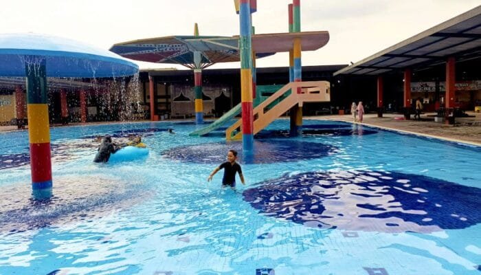 Kolam Renang Malindo Gresik: Wisata Air Murah Meriah yang Lagi Viral
