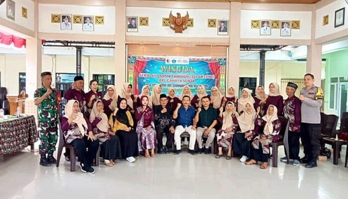 Wisuda SELANTANG Sugihwaras Bojonegoro Jadi Momentum Kebersamaan Lansia