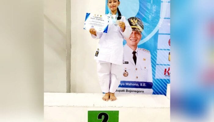 400 Atlet Bertanding, Siswi SMP Ini Tembus Juara Kejurkab Karate Bojonegoro