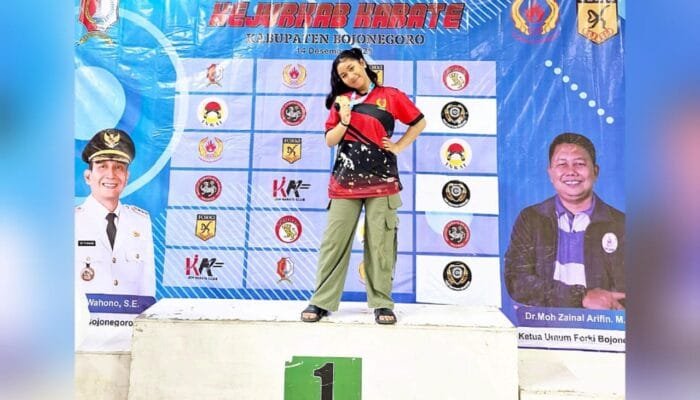 Dua Nomor, Dua Medali, Adilia Azka Jadi Bintang Kejurkab Karate Bojonegoro