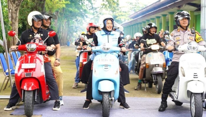 Bukan Hanya Touring, Parade Vespa Bojonegoro Ajak Komunitas Hijaukan Tepian Bengawan