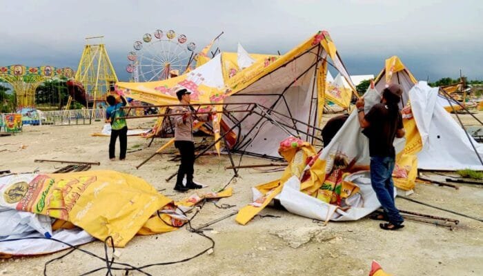 Angin Kencang Hancurkan Ratusan Stand di Lamongan