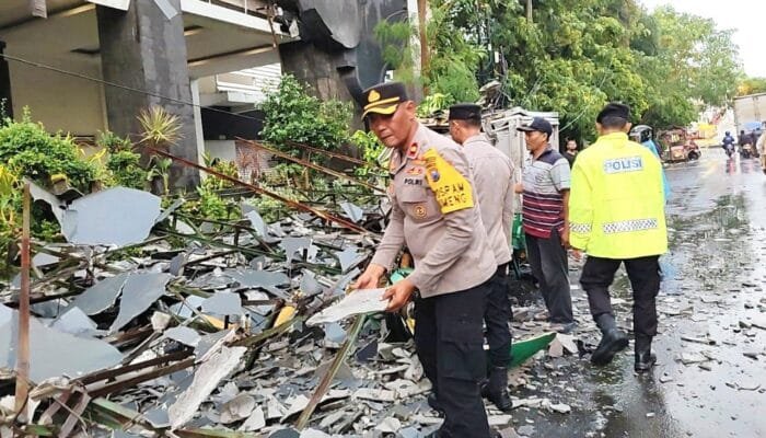 Pasar Malam Megilan Lamongan Porak-Poranda Diterjang Angin Kencang