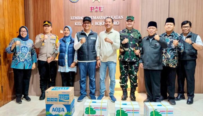 Sambut 2026, Bupati Bojonegoro Bagikan Bingkisan ke Petugas Nataru