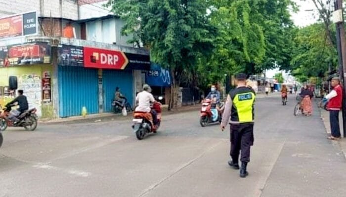 Jam Sibuk Pagi, Polisi Hadir di Perempatan Pasar Kedungadem Bojonegoro