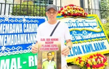 Ratusan Ojol Aksi Damai di PN Jakpus, Kawal Sidang Nadiem Makarim