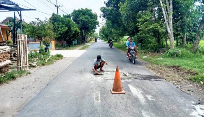 Swadaya Pemuda Tambal Jalan Raya Badas–Kunjang Kediri Demi Pengendara