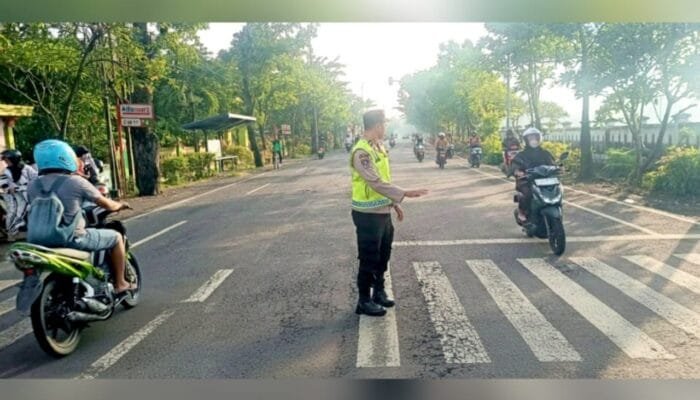 Depan SMPN 1 Balen Bojonegoro Jadi Fokus Pengaturan Lalin Polisi