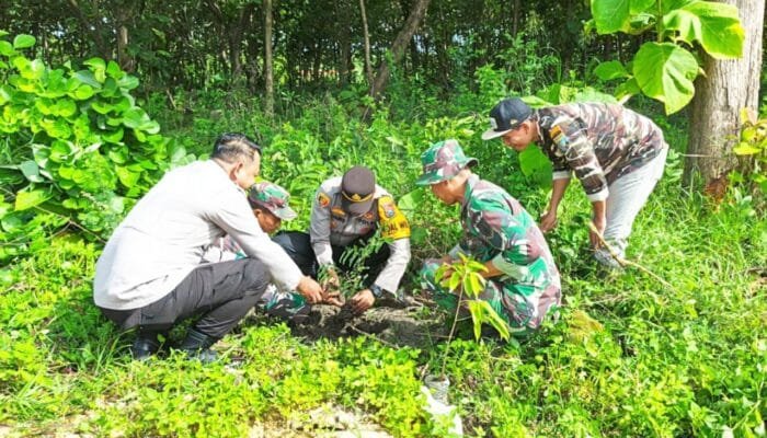 Irigasi Lancar Jelang Musim Tanam, Kodim Lamongan Pimpin Aksi Lingkungan