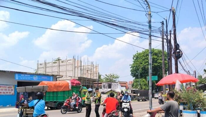 Aksi Humanis Polsek Baureno Bojonegoro, Nasi Bungkus Dibagikan ke Warga