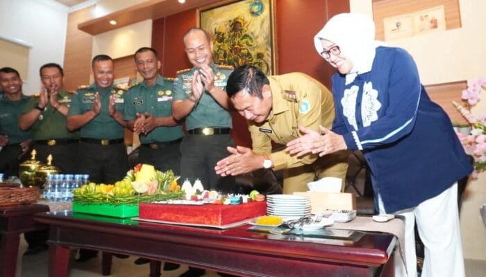Hangat dan Penuh Tawa, Kejutan Ultah Dandim untuk Bupati Lamongan
