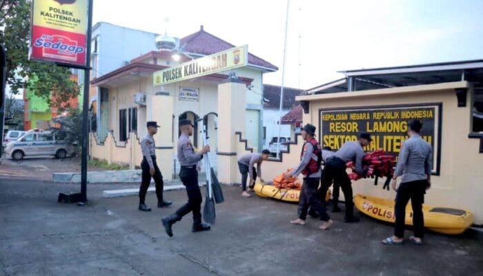 Siaga 24 Jam, Polres Lamongan Kerahkan Puluhan Personel Hadapi Banjir Kalitengah