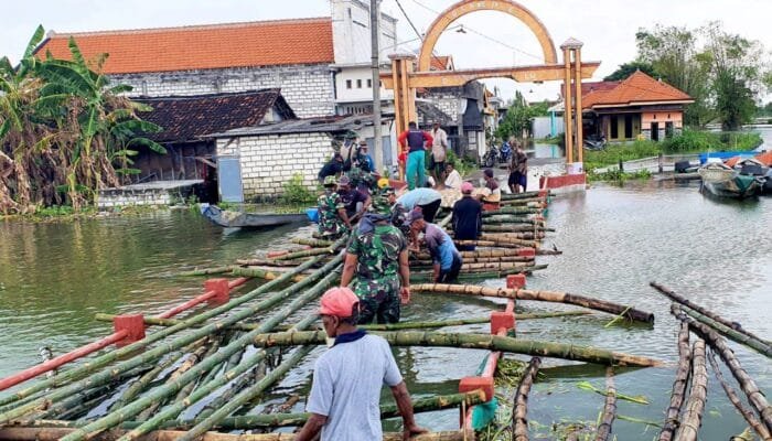 Karya Bhakti Koramil Karangbinangun Lamongan, Jembatan Darurat Jadi Solusi
