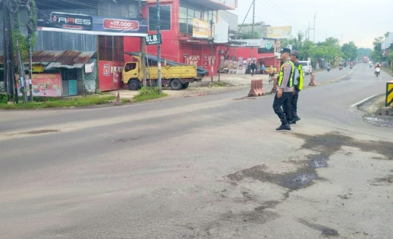 Kapolsek Kapas Bojonegoro Sapa Pengendara di Proliman, Ini Pesan Pentingnya IMG 20260114 WA0033