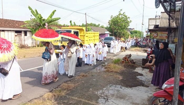 Lantunan Sholawat Iringi Pawai Ta’aruf Isra Mi’raj di Sidorejo Bojonegoro