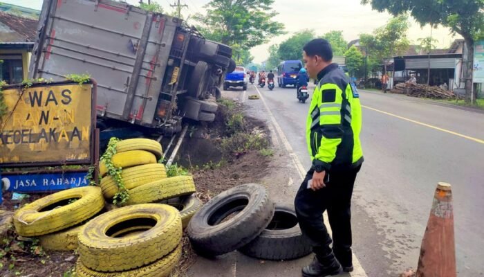 Sering Terjadi Kecelakaan, Truk Box Kembali Terperosok di Balen Jalur Bojonegoro – Babat