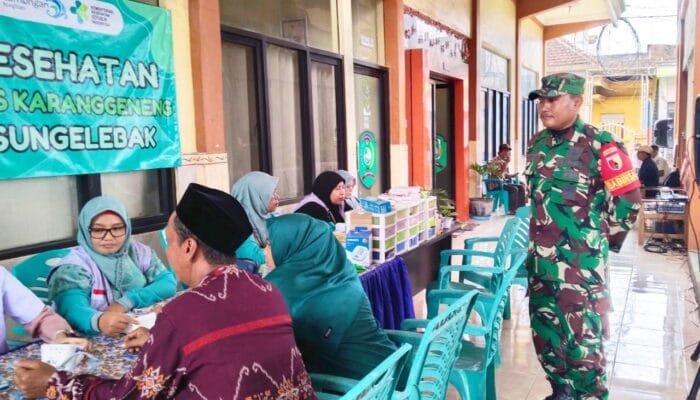 Cegah Penyakit Pasca Banjir, Babinsa Karanggeneng Lamongan Dampingi Edukasi Nutrisi