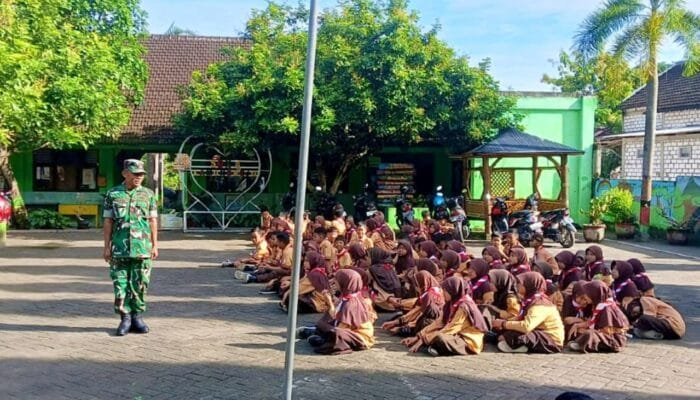 Bukan Sekedar Baris-Berbaris, Ini Tujuan TNI Latih Siswa SD di Lamongan
