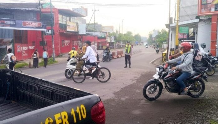 Tak Sekedar Patroli, Polsek Kapas Bojonegoro Bangun Kedekatan Lewat Sapa Pagi