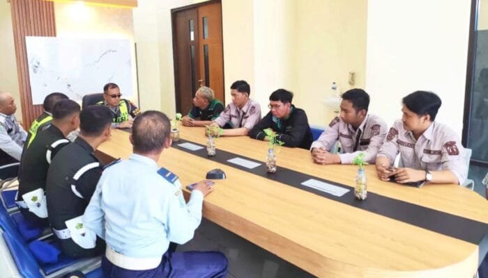 Keselamatan Jadi Fokus, Satlantas Gresik Edukasi Pengemudi Trans Jatim