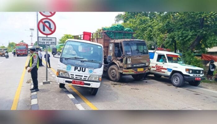 Diduga Kurang Fokus, Truk Picu Tabrakan Beruntun di Deket Lamongan