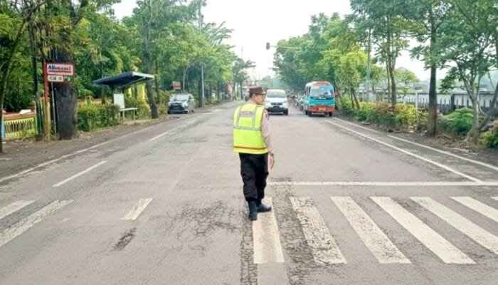Depan Sekolah dan Perempatan Jadi Fokus Pengaturan Lalin Polsek Balen Bojonegoro