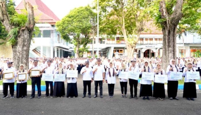 Bupati Bojonegoro Serahkan Ambulan hingga Alkes untuk RSUD Ini