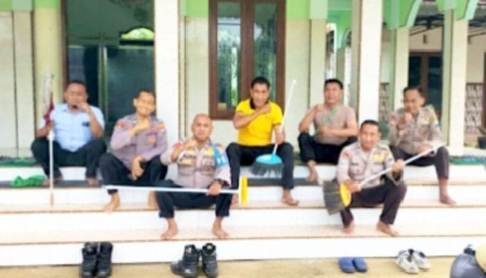 Kapolsek Trucuk Bojonegoro Pimpin Bakti Sosial Isra Mi’raj di Desa Sumberejo