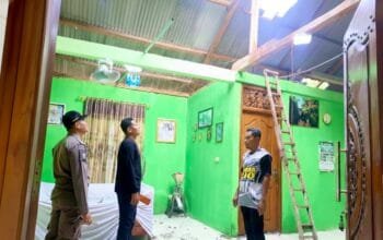 Angin Kencang Robohkan Atap Rumah dan Kanopi Masjid di Bojonegoro