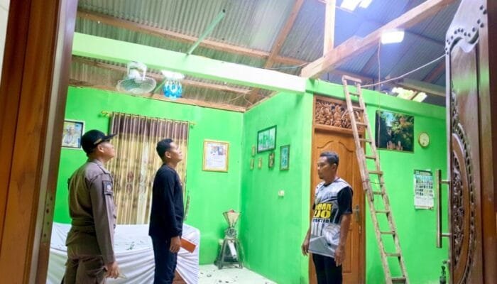 Angin Kencang Robohkan Atap Rumah dan Kanopi Masjid di Bojonegoro