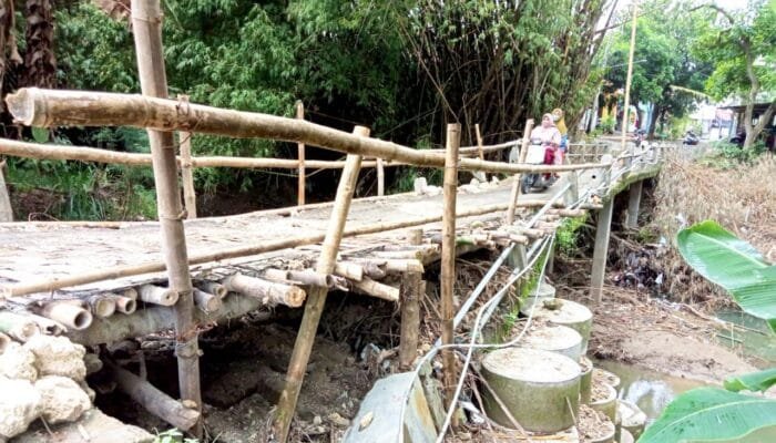 Akses Vital Putus, Warga Perbatasan Bojonegoro Lamongan Andalkan Jembatan Bambu
