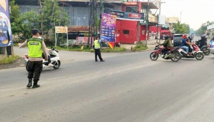 Cegah Macet Pagi Hari, Polsek Kapas Bojonegoro Hadir di Titik Rawan