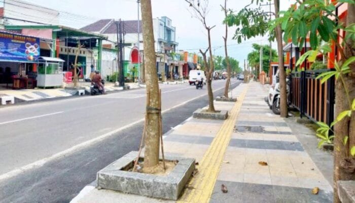 Trotoar Baru dan Pompa Air Permanen, Jalan Panglima Polim Bojonegoro Makin Modern