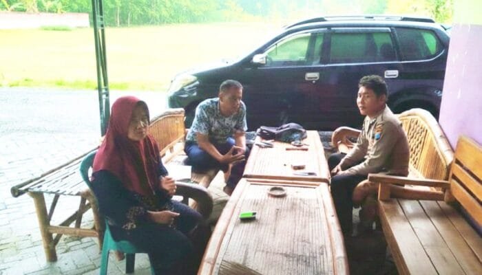 Dekat dengan Warga, Polsek Kapas Bojonegoro Patroli Dialogis di Warung