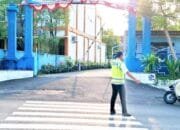 Sapa Pagi Polsek Temayang Bojonegoro, Anak Sekolah Nyaman Menyeberang Jalan