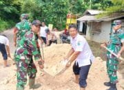 Tak Tinggal Diam, TNI dan Warga Perbaiki Jalan Vital Desa Gampangsejati Lamongan