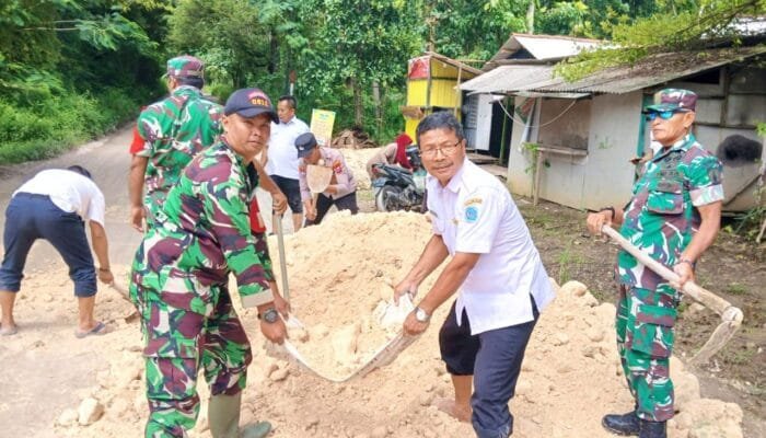 Tak Tinggal Diam, TNI dan Warga Perbaiki Jalan Vital Desa Gampangsejati Lamongan