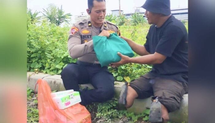 Patroli Berujung Kepedulian, Difabel Terima Bantuan dari Polres Lamongan
