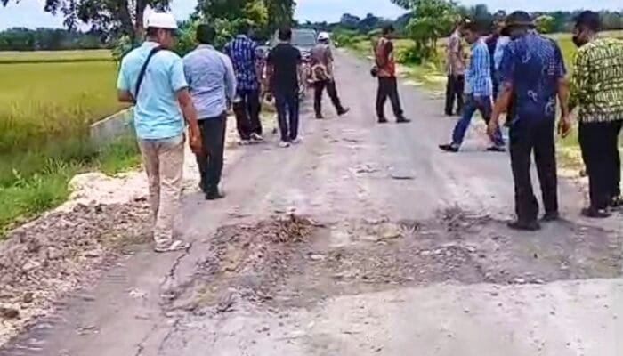 Belum Genap 2 Bulan, Jalan Aspal BKKD Rp1,8 Miliar di Desa Ngampal Sumberrejo Bojonegoro Sudah Tambal Sulam
