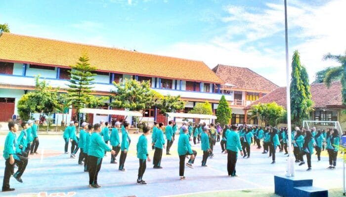 Latihan Fisik Dipimpin Babinsa, Siswa SMAN 1 Bluluk Lamongan Tampil Disiplin