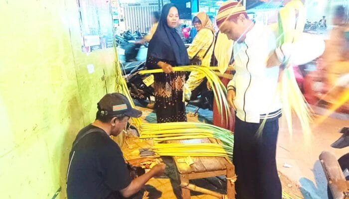 Tradisi Doa Bersama, Pedagang Janur Bojonegoro Panen Pembeli