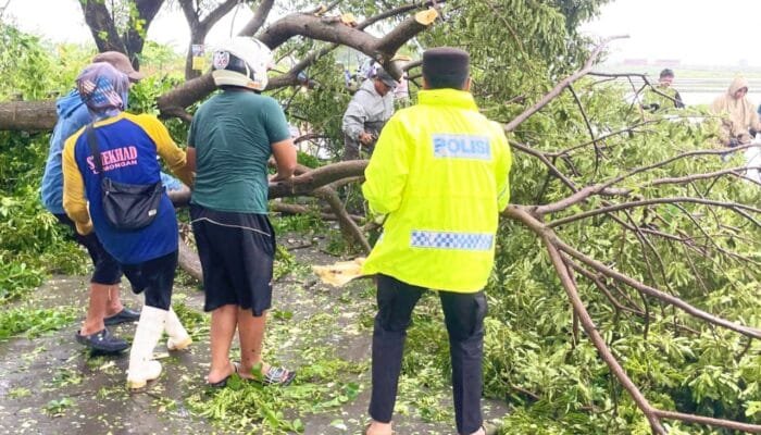Telepon 110 Masuk, Polisi Lamongan Langsung Terjun Tangani Bencana