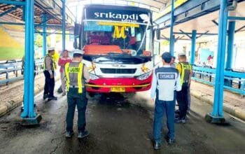 Satlantas Lamongan Turun Langsung, Bus Wisata Religi Tak Luput dari Ramp Check