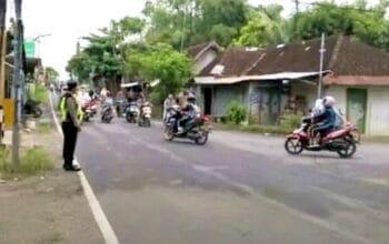 Lalu Lintas Pagi Padat, Polsek Sugihwaras Bojonegoro Terjun Langsung ke Lapangan